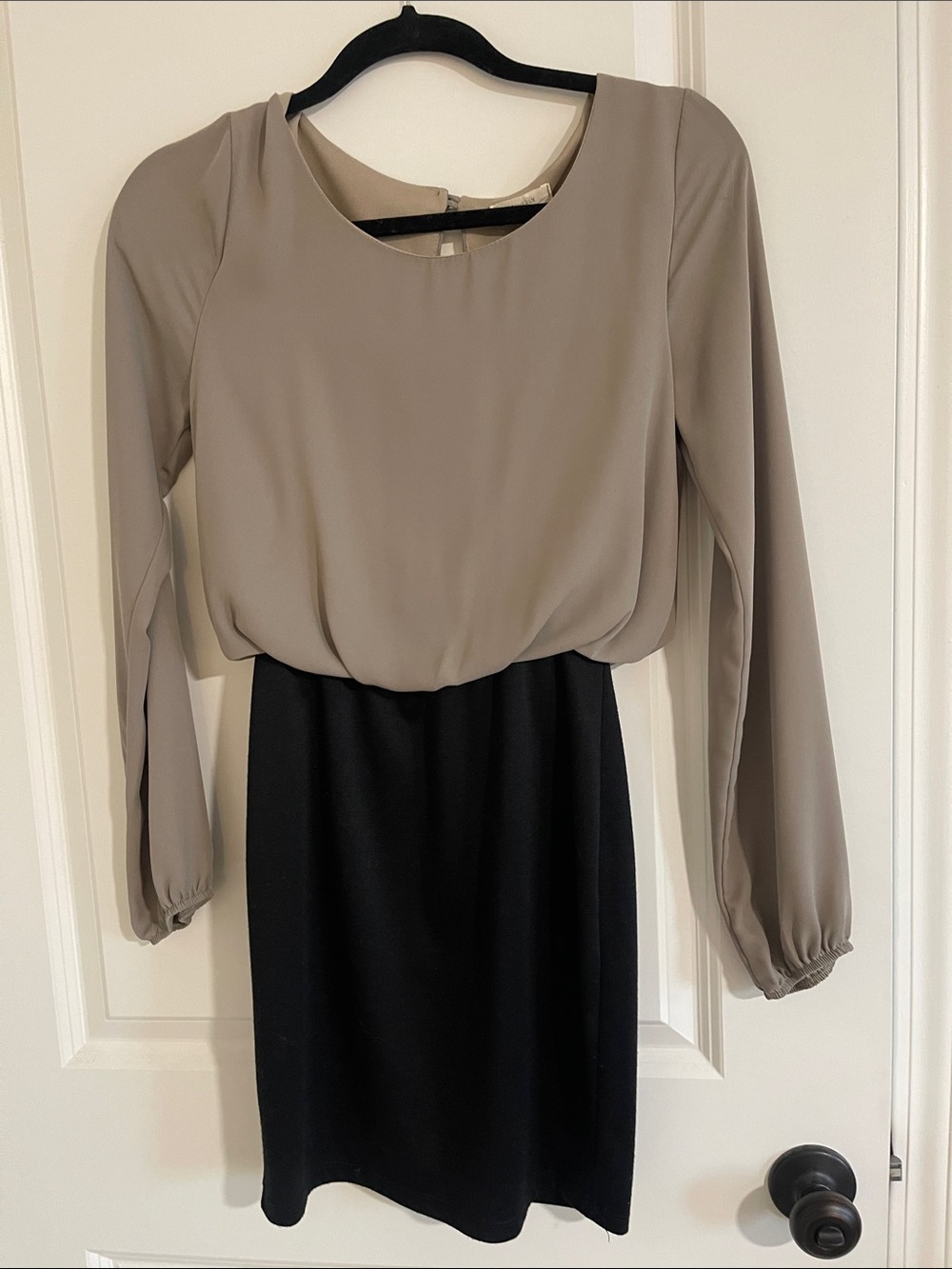 Everly Taupe and Black Long-Sleeve Blouson Dress